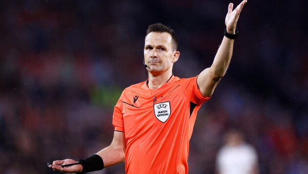 Ivan Kruzliak will referee Austria's final group match. (Bild: AFP/KENZO TRIBOUILLARD)