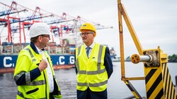 Mattle beim Lokalaugenschein im Hamburger Hafen. (Bild: Fitsch)