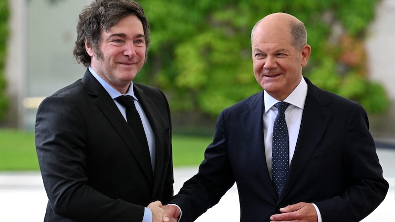 Argentiniens Anarcho-Präsident Javier Milei (links) brachte den deutschen Kanzler Olaf Scholz mit seinem Besuch ziemlich in politische Verlegenheit. (Bild: AFP)