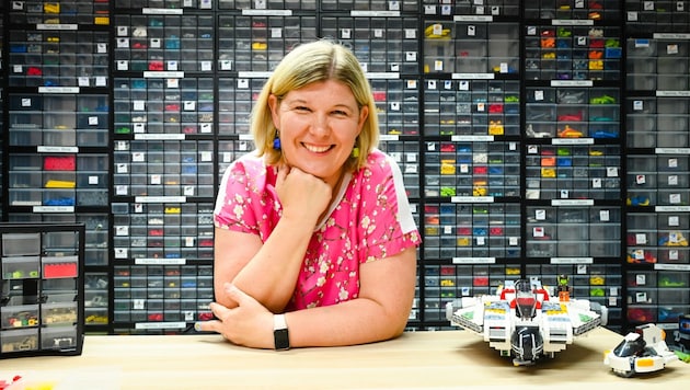 Beate Wagner in front of her Lego brick treasure (Bild: Wenzel Markus)