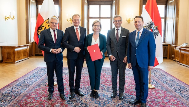 On May 23, Climate Protection Minister Leonore Gewessler and Governor Thomas Stelzer sealed the agreement on the regional light rail system in Linz, flanked by Finance Minister Magnus Brunner (right), Klaus Luger and Manfred Haimbuchner. (Bild: Land OÖ/Antonio Bayer)
