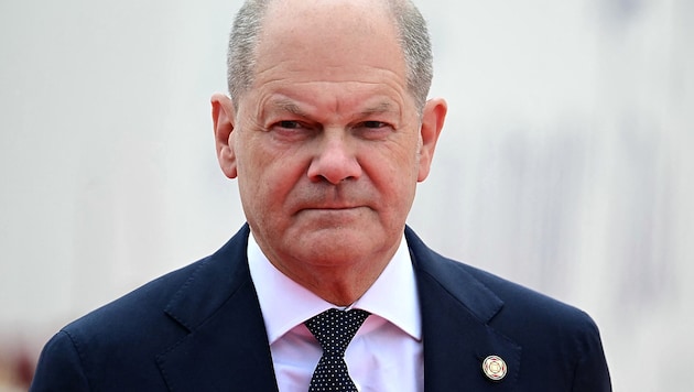 Deutschlands Bundeskanzler Olaf Scholz blickt sorgenvoll auf die politischen Vorgänge im Nachbarland Frankreich. (Bild: APA/AFP/MIGUEL MEDINA)