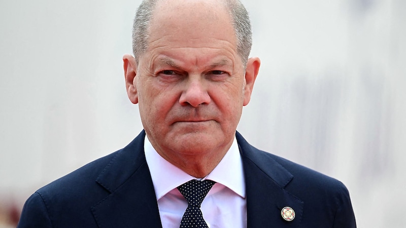 Bundeskanzler Olaf Scholz macht bis zu den Neuwahlen mit den Grünen weiter. (Bild: APA/AFP/MIGUEL MEDINA)