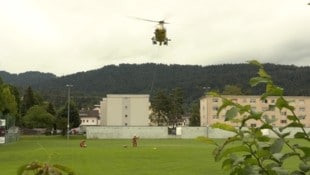 Am Fußballplatz Kennelbach wurde die verunglückte Kletterin erstversorgt.