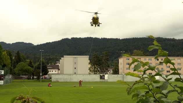 Am Fußballplatz Kennelbach wurde die verunglückte Kletterin erstversorgt. (Bild: Maurice Shourot)