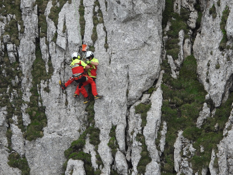 Every move has to be perfect during the "capper rescue" on the rock face. (Bild: ARA)