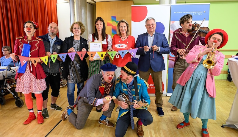 At the anniversary celebration at the PBZ St. Pölten, the Red Noses - and Provincial Councillor Teschl-Hofmeister - once again brought joy! (Bild: NLK Burchhart)