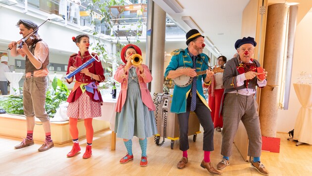 Rote-Nasen-Clownband beim Jubiläumsständchen im PBZ St. Pölten. (Bild: Rote Nasen/K. Rupp)