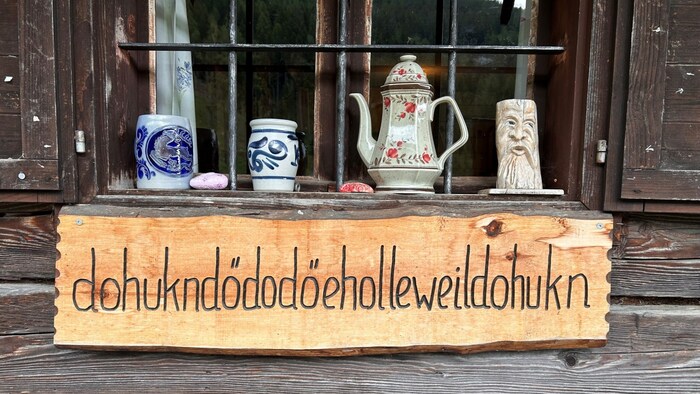 „do huckn die do, die olleweil do huckn“ – übersetzt: Ich saß am Stammtisch in der ...