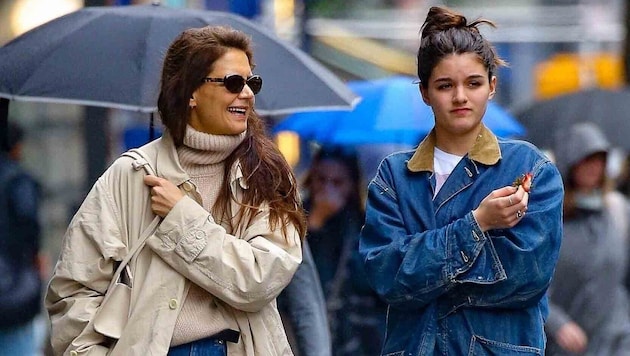 Suri Cruise, pictured here on a walk through New York with Katie Holmes, has finally broken up with dad Tom Cruise. (Bild: Photo Press Service)