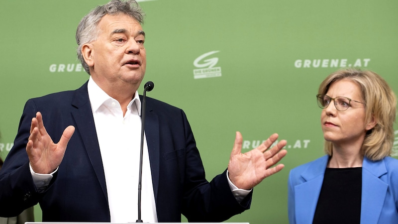 Vice-Chancellor Werner Kogler and one of his "campaigners" in the election campaign, Environment Minister Leonore Gewessler (Bild: APA/TOBIAS STEINMAURER)