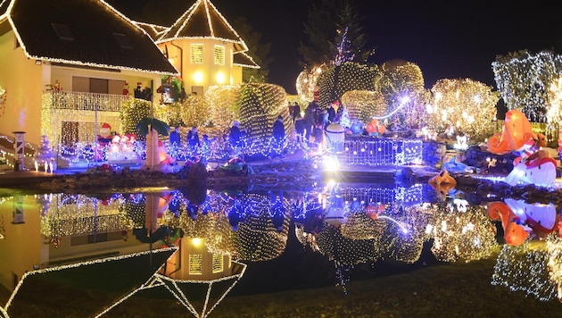 The splendor of the Christmas house in Bad Tatzmannsdorf is tarnished by naked ladies. (Bild: CHRISTIAN BRUNA)