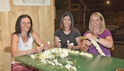 Trio mit viel Erfahrung beim Girlanden-Binden: Irmi, Alexandra und Ursula