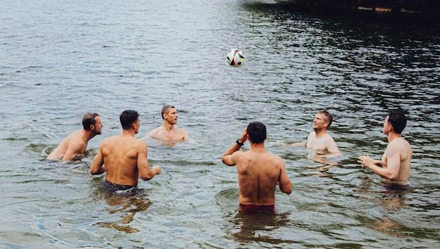 Relaxed Sunday: After activating, the ÖFB team went for a swim in the Schlachtensee. (Bild: ÖFB Kelemer)