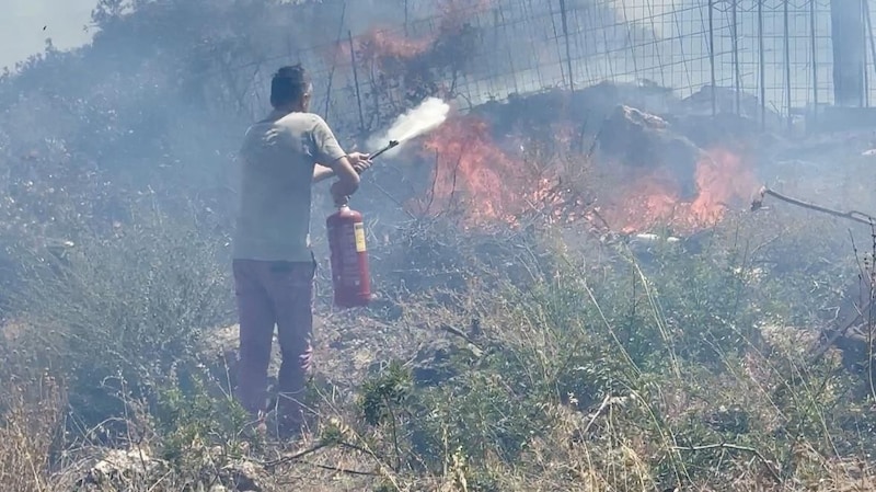 Girit'te hava çok kuru olduğu için burada yangınları söndürmek gerçekten an meselesi (Bild: FF Mondsee/Stoxreiter)