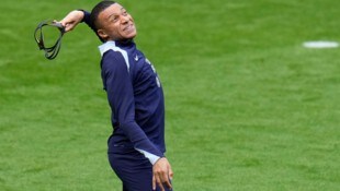 Kylian Mbappe kam mit der Maske einfach nicht zurecht.
