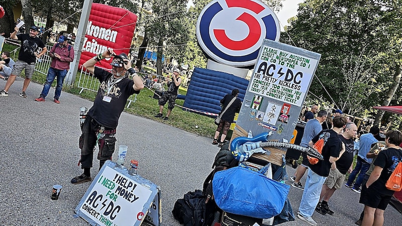 So mancher Fan versuchte auf eine äußerst kreative Art und Weise noch zu einem Ticket zu gelangen. (Bild: „Krone“-Leserreporter)