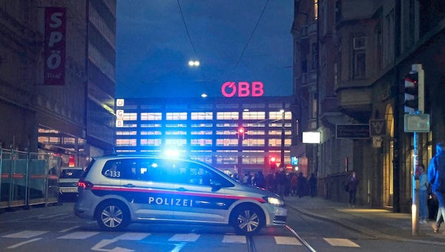The area around the station was cordoned off. (Bild: Johanna Birbaumer)