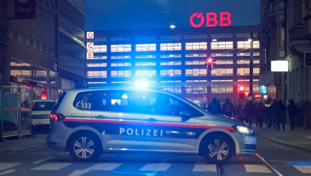 Innsbruck's main railway station has already been the scene of two bomb threats this year. (Bild: Johanna Birbaumer/Krone KREATIV)