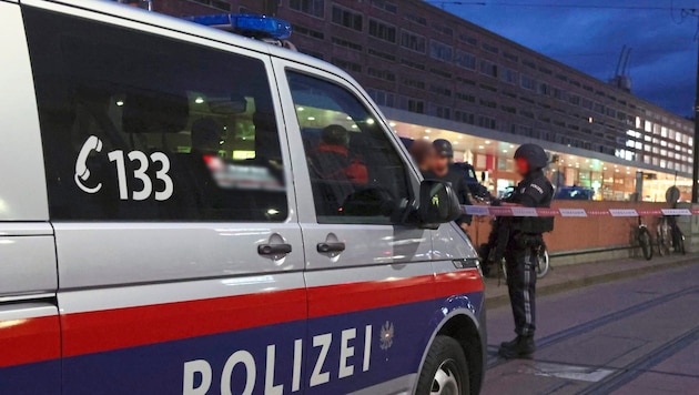 The main station in Innsbruck was cordoned off and searched on Sunday evening. (Bild: Johanna Birbaumer)