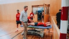 Pep Lijnders im Gespräch mit Mads Bidstrup. (Bild: Chris Eder Media - FC Red Bull S)