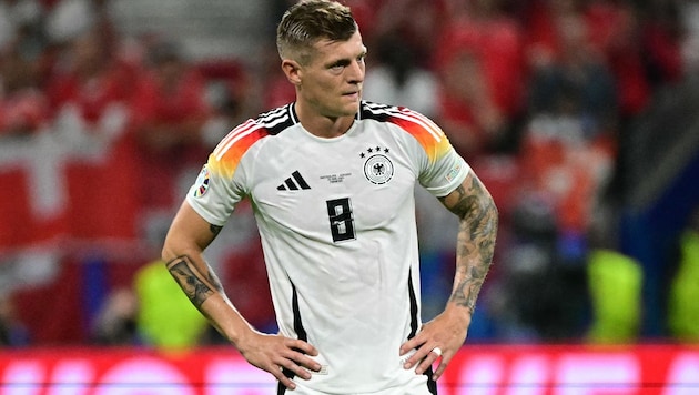 Toni Kroos ist zurück – und sorgt gleich mehrfach für Schlagzeilen.  (Bild: APA/AFP/Tobias SCHWARZ)