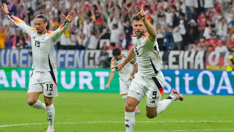 Niclas Füllkrug (right) celebrates his goal against Switzerland, colleague Leroy Sane is happy with him. (Bild: AP)