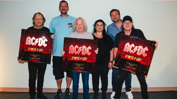 Before the concert, AC/DC were awarded double platinum by Sony Music Austria for their current album "Power Up". 
