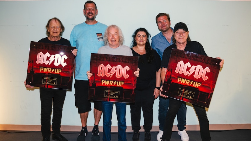 Before the concert, AC/DC were awarded double platinum by Sony Music Austria for their current album "Power Up". (Bild: Nikolas Szendrei)