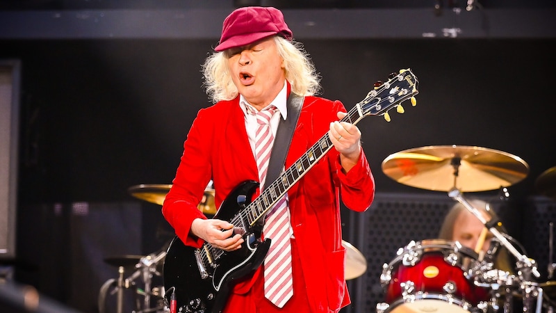 Red cap, white hair, red jacket: Angus Young presented himself in Vienna in a red-white-red outfit. (Bild: Andreas Graf)