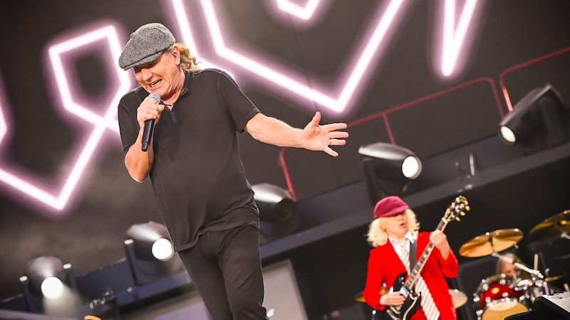 The 76-year-old frontman Brian Johnson impressed with good stamina and a mostly strong vocal performance. (Bild: Andreas Graf)