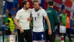 Gareth Southgate (l.) with goal scorer Harry Kane (Bild: AP)