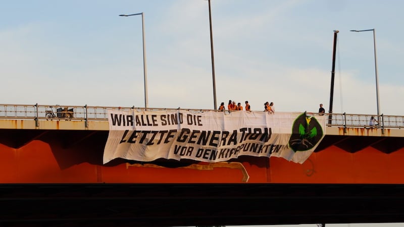 This banner was unfurled on Sunday evening. (Bild: Letzte Generation Österreich)