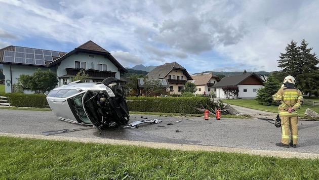 The car was totaled. (Bild: Freiwillige Feuerwehr Mariapfarr)