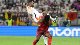 Dieses Foul wird Jonathan Tah zum Verhängnis. 
