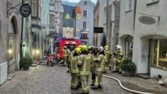 Am Sonntagabend kam es zu dem Feuerwehreinsatz in der Haller Altstadt. (Bild: ZOOM Tirol/Krone KREATIV)