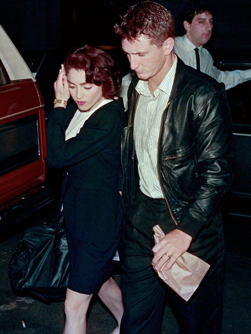 Madonna ve Sean Penn'in 80'li yıllarda patlamaya hazır bir evlilikleri vardı. (Bild: APA/AFP/Ron J. Haviv)