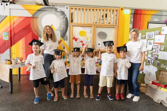 Die Sonnenblumengruppe mit den Pädagoginnen Petra Krammer und Lydia Zobl und den Kindern Tristan, Adin, Hamid, Matthias, Jakob, Frederik, Benet, Ayleen und Liana.