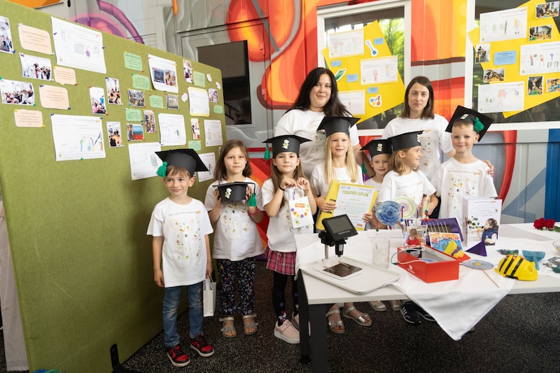 Die Schmetterlingsgruppe mit den Pädagoginnen Chantal Zenner und Christina Golser und den Kindern Valentin, Benedikt, Juliana, Lena, Emilia, Jakob und Luisa. (Bild: WKK/Peter Just)