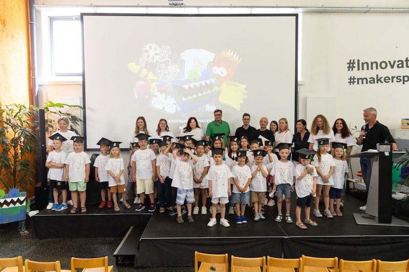 Im heurigen Kindergartenjahr beschäftigten sich im Rahmen des Jahresprojektes „Gemeinsam an morgen denken“ 31 Vorschul-Kinder des MINT-Kindergarten Sonnenschein in Kooperation mit dem Makerspace Carinthia mit dem Thema Nachhaltigkeit. Präsident Jürgen Mandl überreichte ihnen heute die Forscherdiplome. (Bild: WKK/Peter Just)