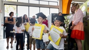 Die stolzen jungen Forscher Narel und Elumin freuten sich über ihre Diplome. (Bild: WKK/Peter Just)