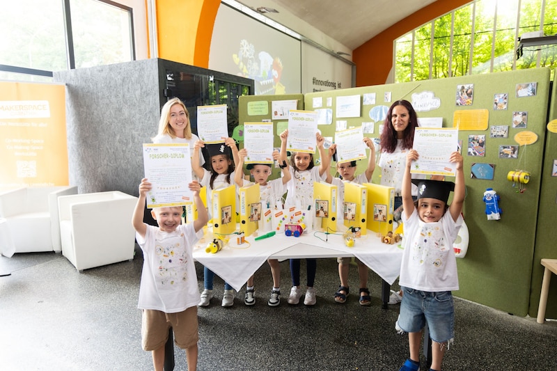 Die Igelgruppe mit den Pädagoginnen Daniela Huber und Hannah Kolmann und den Kindern Elmumin, Iskra, Ben, Jan, Anja und Narel. (Bild: WKK/Peter Just)