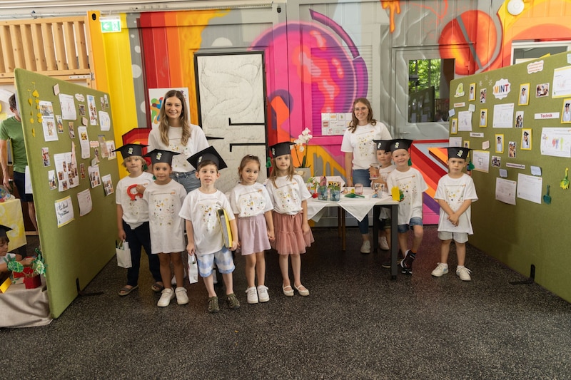 Die Bärengruppe mit den Pädagoginnen Leonie Otti und Nadine Gössinger und den Kindern Maximilian, Oliks, Benjamin, Fabian, Henry, Vanessa, Ina und Karla. (Bild: WKK/Peter Just)