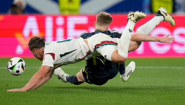 Stuart Armstrong was brought down in the penalty area after a duel with Willi Orban. There was no penalty. (Bild: AP/Matthias Schrader)