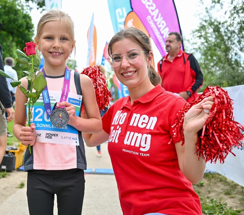 Jede Finisherin erhielt Rose und Medaille. (Bild: Dostal Harald)