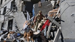 Ein Retter in den Trümmern eines zerstörten Hauses in Charkiw (Bild: AFP/Sergey Bobok)