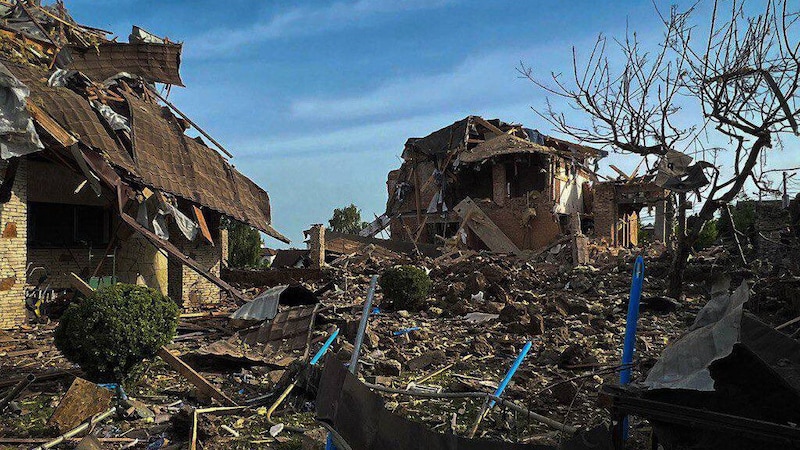Egy lerombolt ház a kijevi régióban (Bild: AFP/APA/State Emergency Service of Ukraine/Handout)