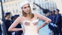 Cara Delevingne ließ in Paris den Cone-Bra wieder hochleben. (Bild: APA/Vianney Le Caer/Invision/AP)