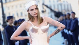 Cara Delevingne ließ in Paris den Cone-Bra wieder hochleben. (Bild: APA/Vianney Le Caer/Invision/AP)