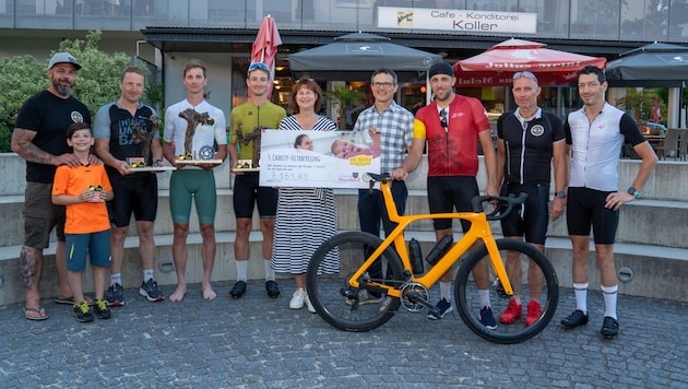 Die fleißigen Sportler freuten sich ebenso wie Susanne Wieczorek vom St. Anna Kinderspital über den Spendenscheck. (Bild: Weitzenboeck)